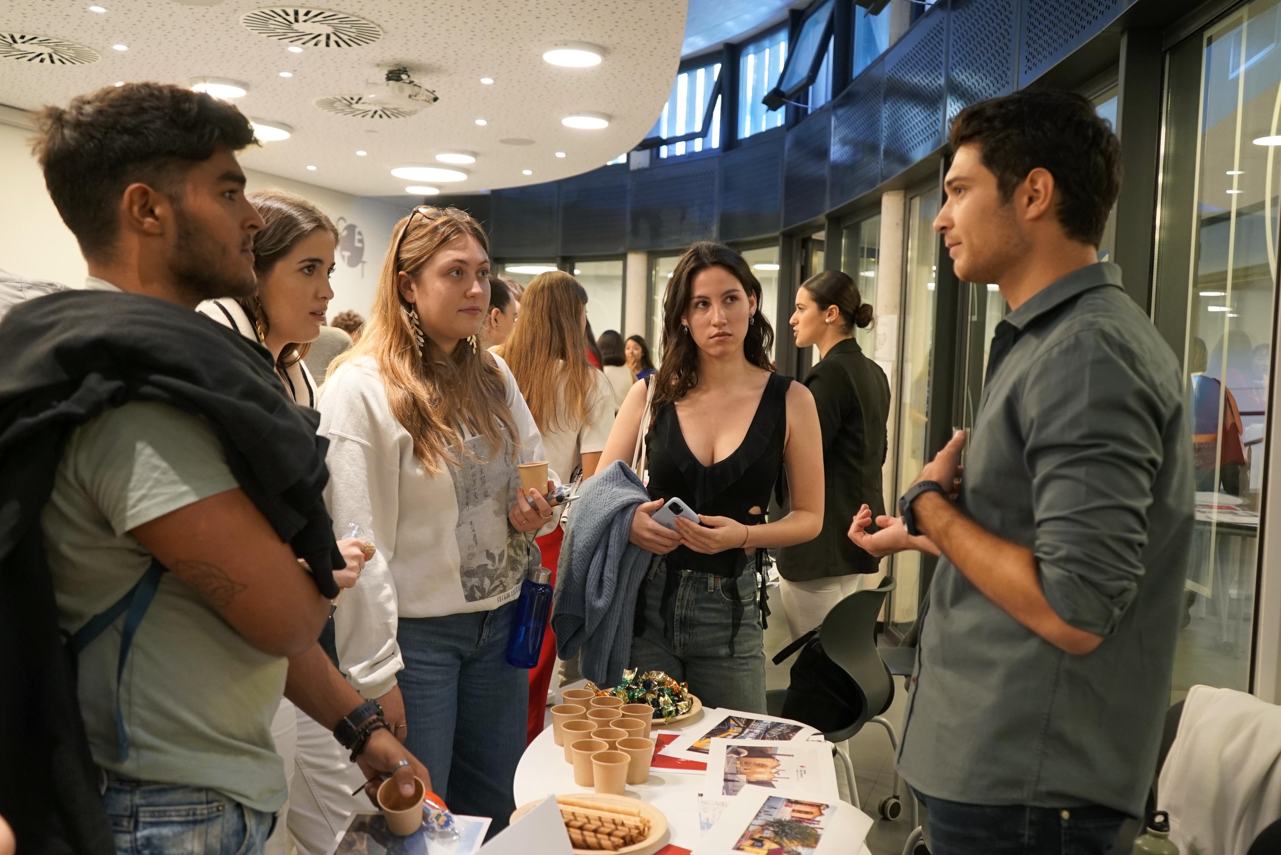 Photography from: 5 ventajas de realizar un intercambio universitario | CETT